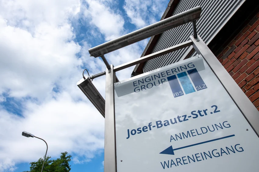 Firmenschild der Engineering Group mit den Logos von IBS und SLZ